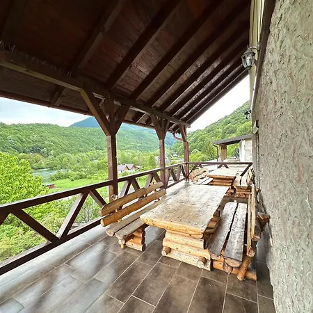 House Eagle Apartment *